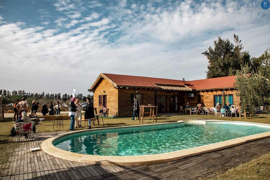 Événement privé rassemblant des invités autour de la piscine du chalet