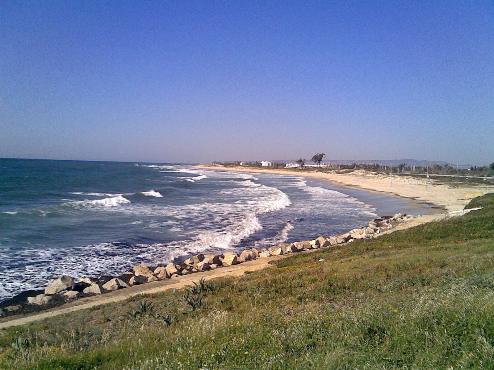 Plage de sable et eaux claires près de Béni Khiar, Tazarka et Korba