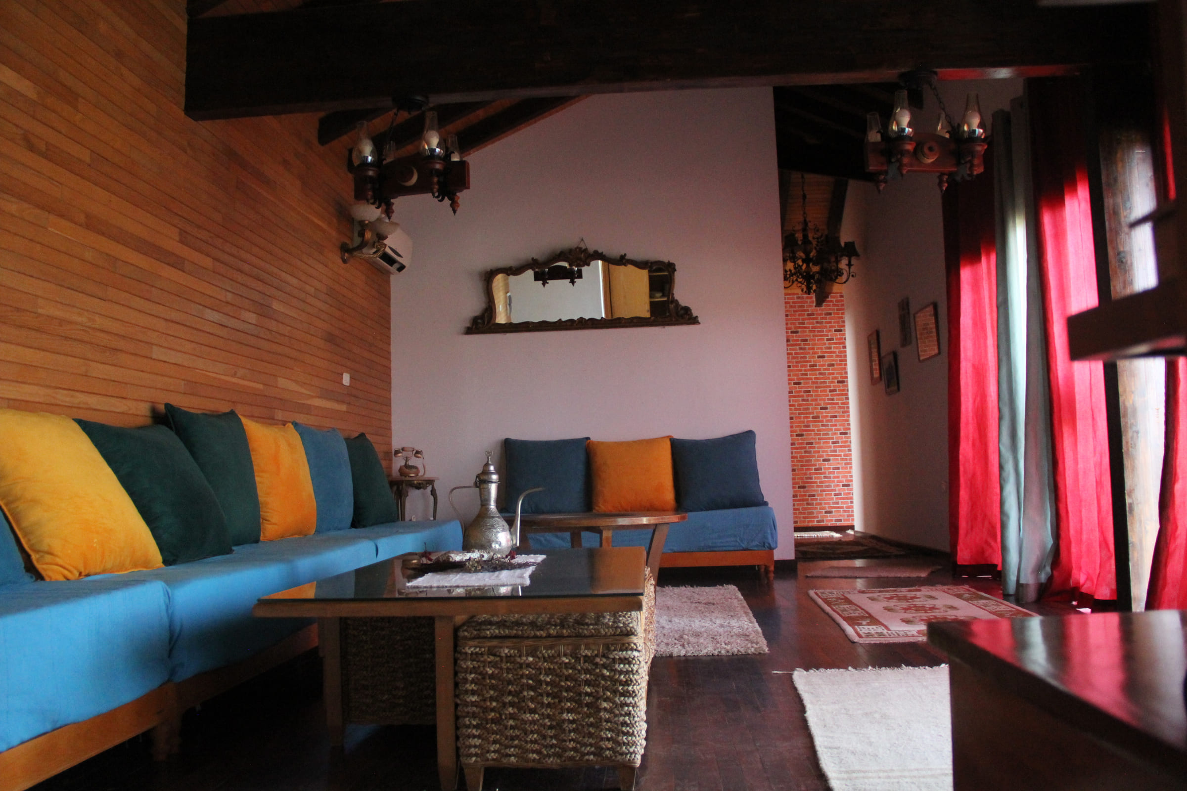 Grand séjour du chalet décoré en style arabesque, banquettes colorées et tapis traditionnels